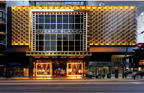 白水门头设计与商业空间的纽带。